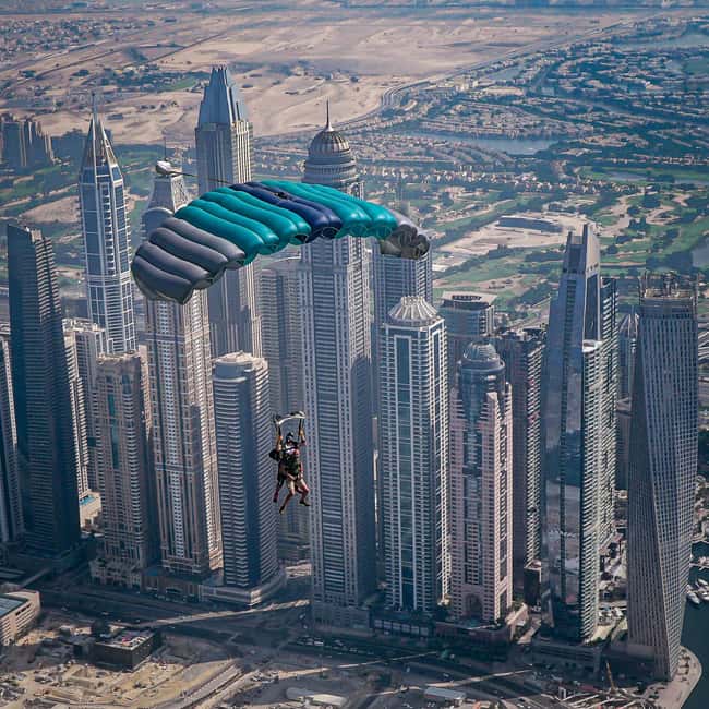 צניחה מעל Palm Jumeirah דובאי