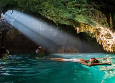 https://cdn.getyourguide.com/image/format%3Dauto%2Cfit%3Dcontain%2Cgravity%3Dauto%2Cquality%3D60%2Cwidth%3D400%2Cheight%3D900%2Cdpr%3D1/tour_img/64aba46e5faa8.jpeg
