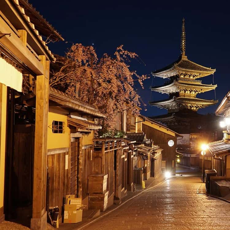 https://cdn.getyourguide.com/image/format%3Dauto%2Cfit%3Dcrop%2Cgravity%3Dauto%2Cquality%3D60%2Cwidth%3D375%2Cheight%3D375%2Cdpr%3D2/tour_img/5a42915cb68b3dcf947f9a09cd05b050408ae3d729d1fdddc62717399e6e50fb.jpg