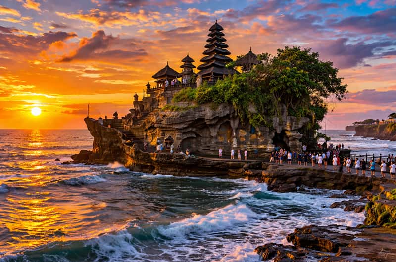 Pura Tanah Lot di atas batu karang