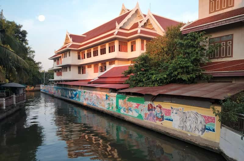 Khlong Bang Luang Artist House and wooden canal-side buildings