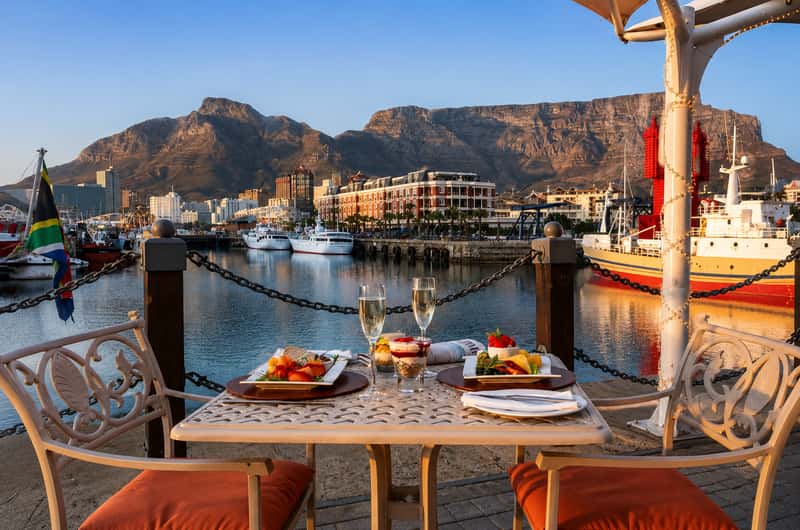 Mesa no V&A Waterfront com Table Mountain ao fundo