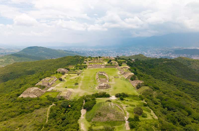 Archäologische Stätte Monte Albán über dem Tal von Oaxaca