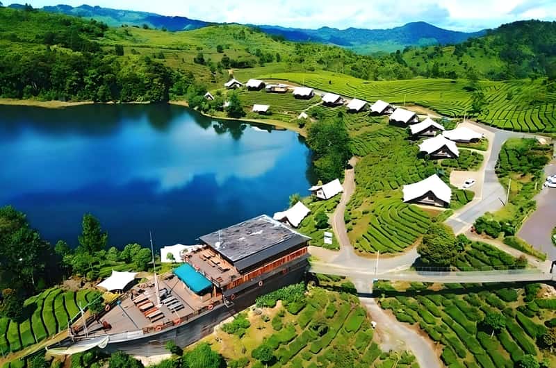 https://cdn.getyourguide.com/image/format%3Dauto%2Cfit%3Dcrop%2Cgravity%3Dauto%2Cquality%3D60%2Cwidth%3D400%2Cheight%3D265%2Cdpr%3D2/tour_img/e1001160deab3f930ea0c84ba9864f03c35f3f4cc89281bf15533fb5f1ca951d.jpg