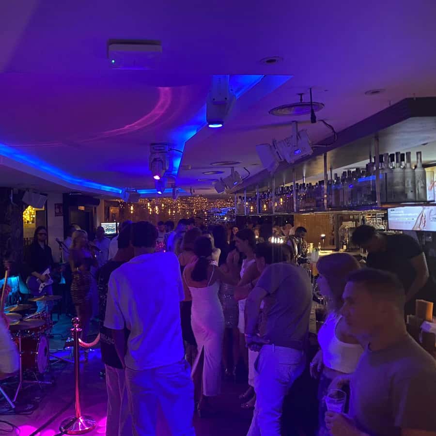 Marbella: Puerto Banús Club Tour including Drink and Three Clubs
