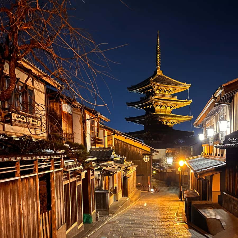 https://cdn.getyourguide.com/image/format%3Dauto%2Cfit%3Dcrop%2Cgravity%3Dauto%2Cquality%3D60%2Cwidth%3D450%2Cheight%3D450%2Cdpr%3D2/tour_img/977d33c764ae8d1815d26d8310e4790bbbf4ed5a281060cd06da232580bdf250.jpg