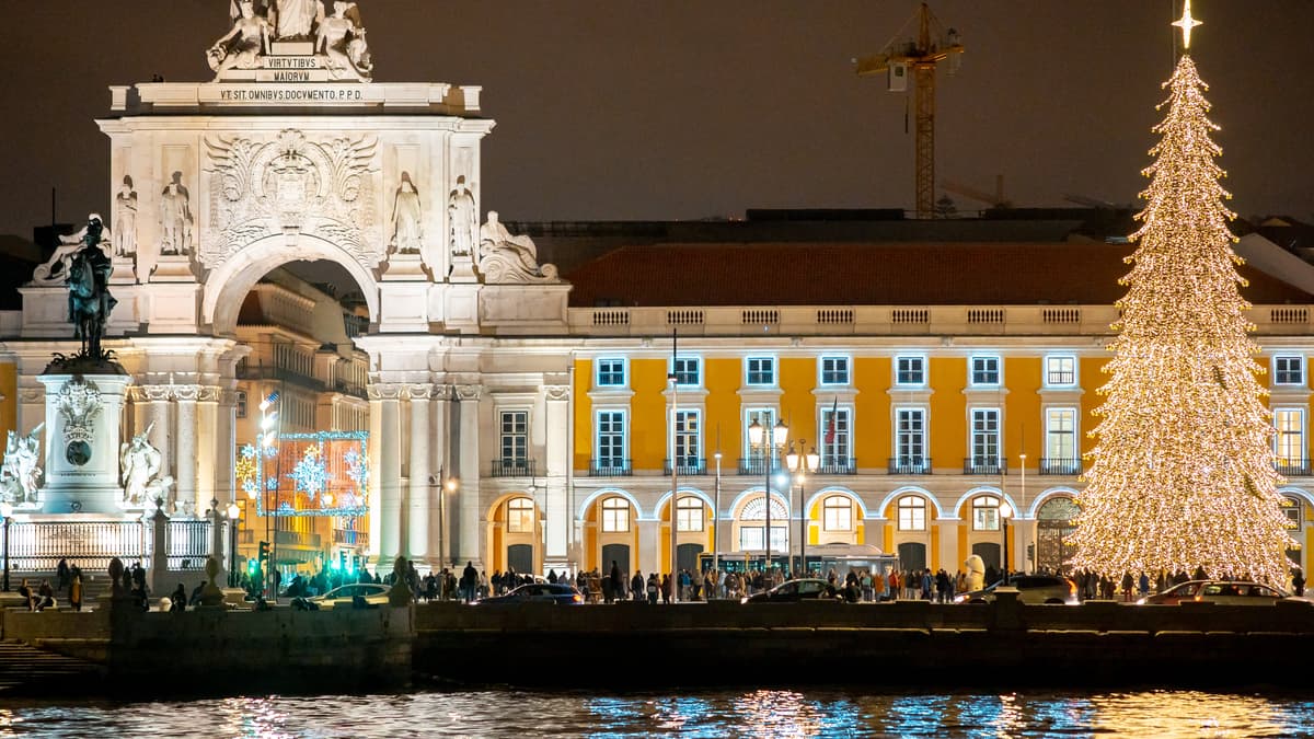 Cruzeiro de Ano Novo em Lisboa com DJ e fogo de artifício no rio Tejo