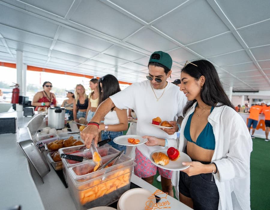 Servicio de alimentos a bordo de Dancer Cruise