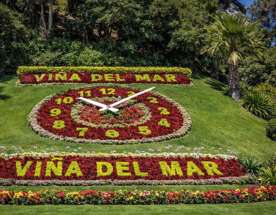 Reloj de Flores cubierto de flores rojas y amarillas en Viña del Mar