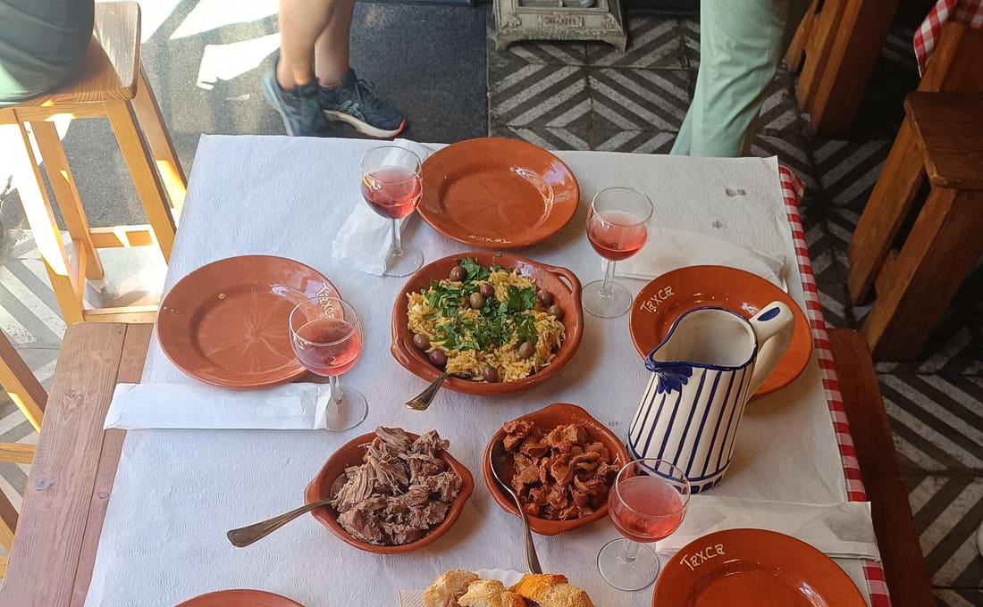 Petiscos e vinho verde durante um passeio por tascas do Porto
