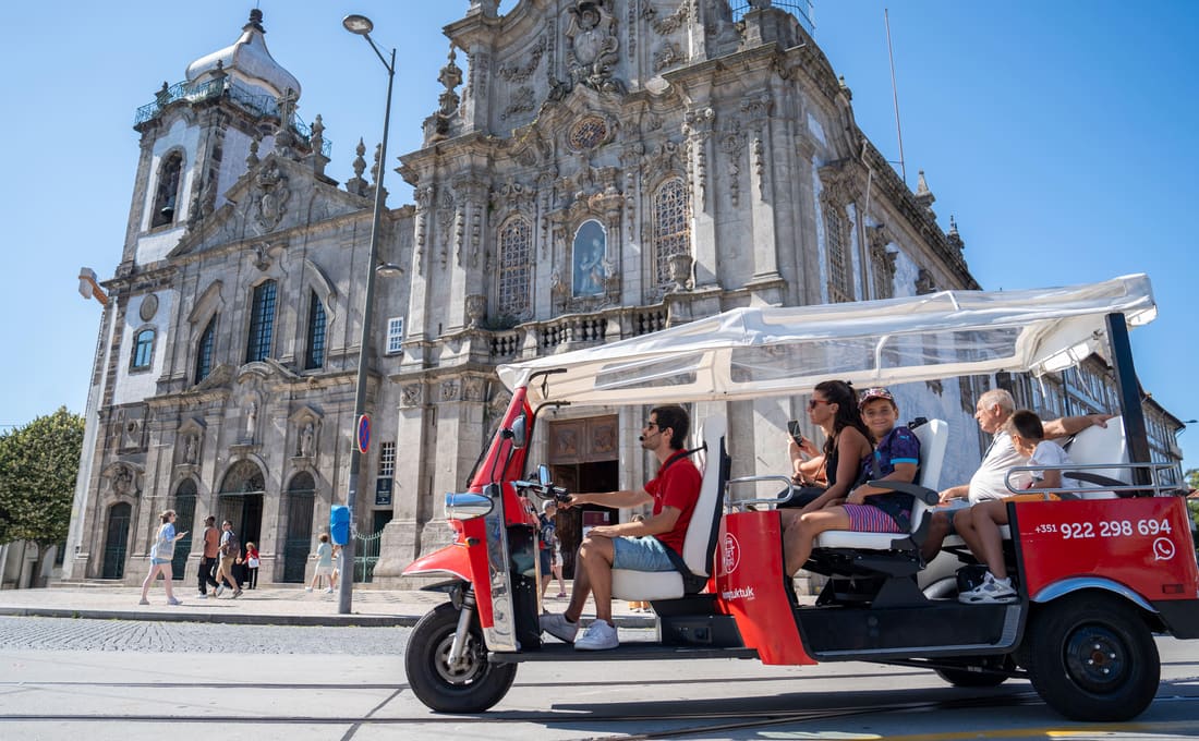 Tuk-tuk elétrico durante uma visita guiada no Porto