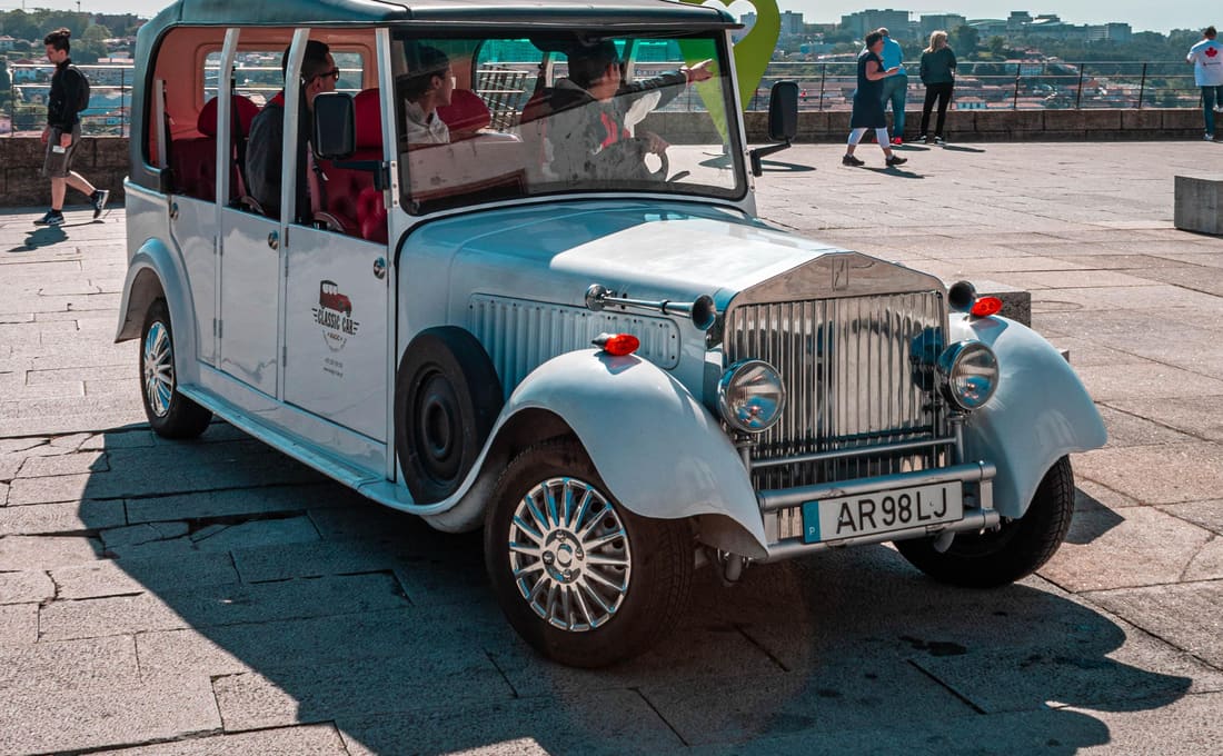Carro clássico elétrico utilizado numa visita privada pelo Porto