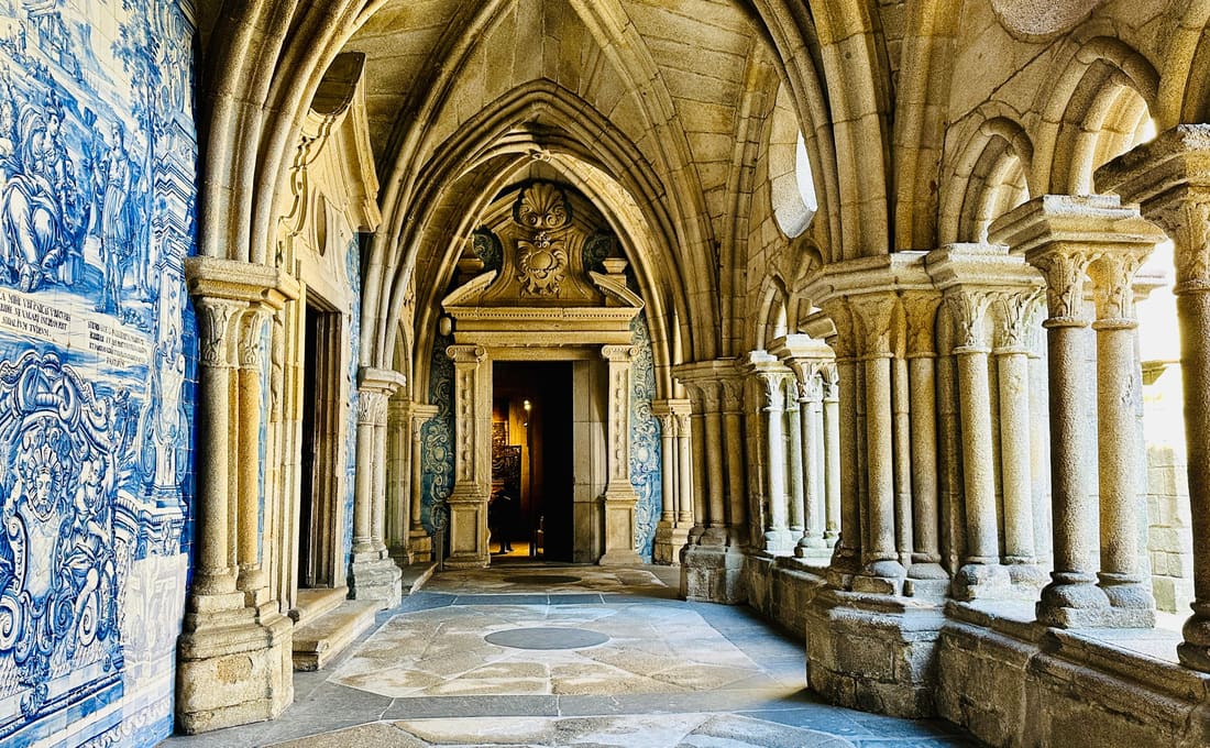 Claustros e arquitetura da Catedral do Porto
