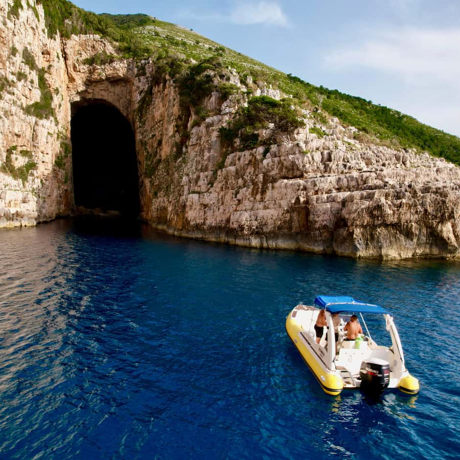 https://cdn.getyourguide.com/image/format%3Dauto%2Cfit%3Dcrop%2Cgravity%3Dcenter%2Cquality%3D60%2Cwidth%3D450%2Cheight%3D450%2Cdpr%3D2/tour_img/641dea720a5fb.jpeg