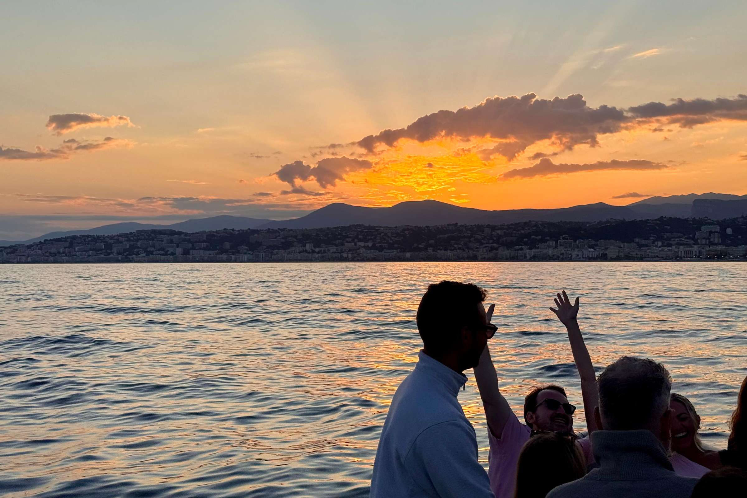 Nice : Tour en bateau au coucher du soleil avec vin et collations locales