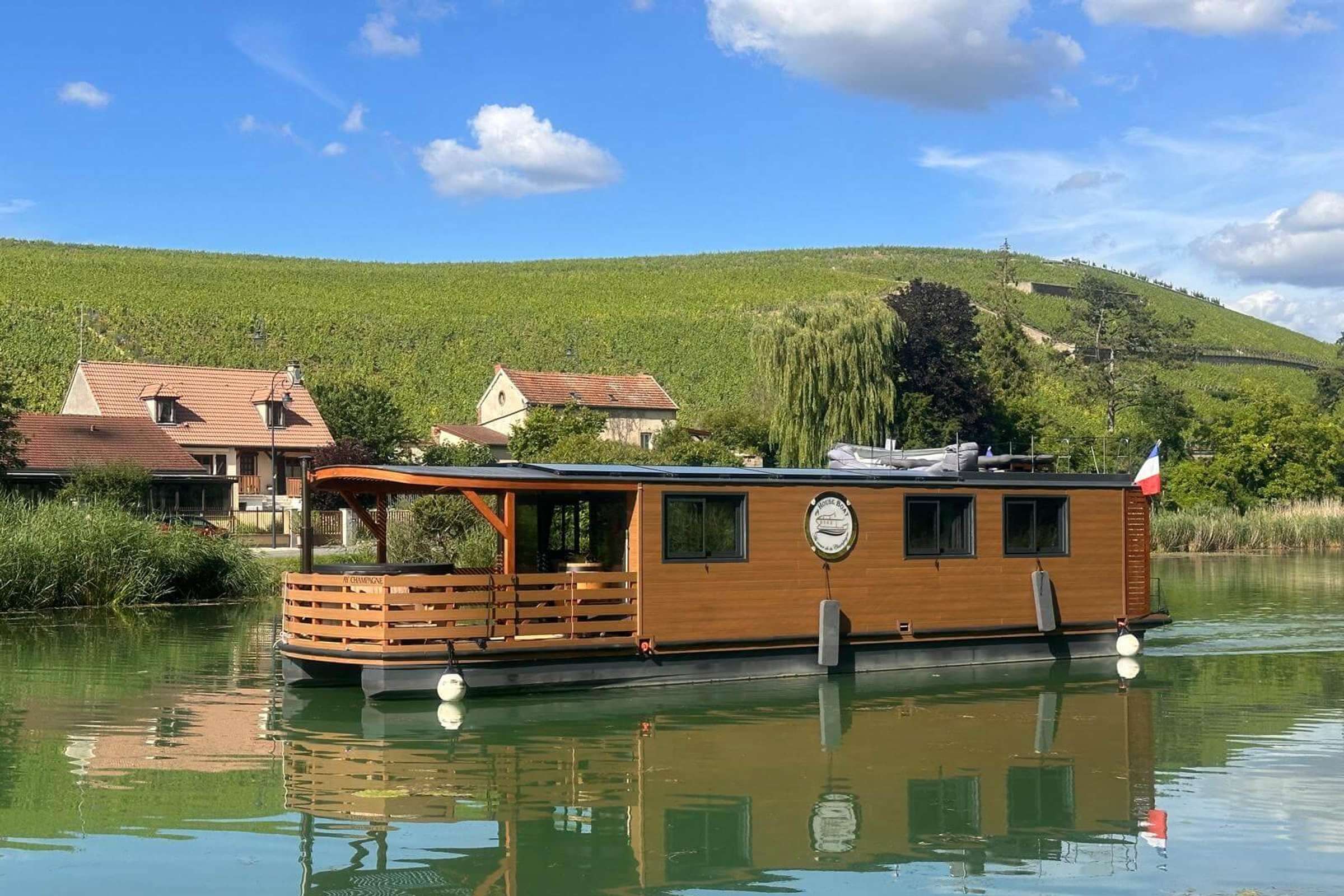 Croisière semi-privée en bateau solaire en Champagne
