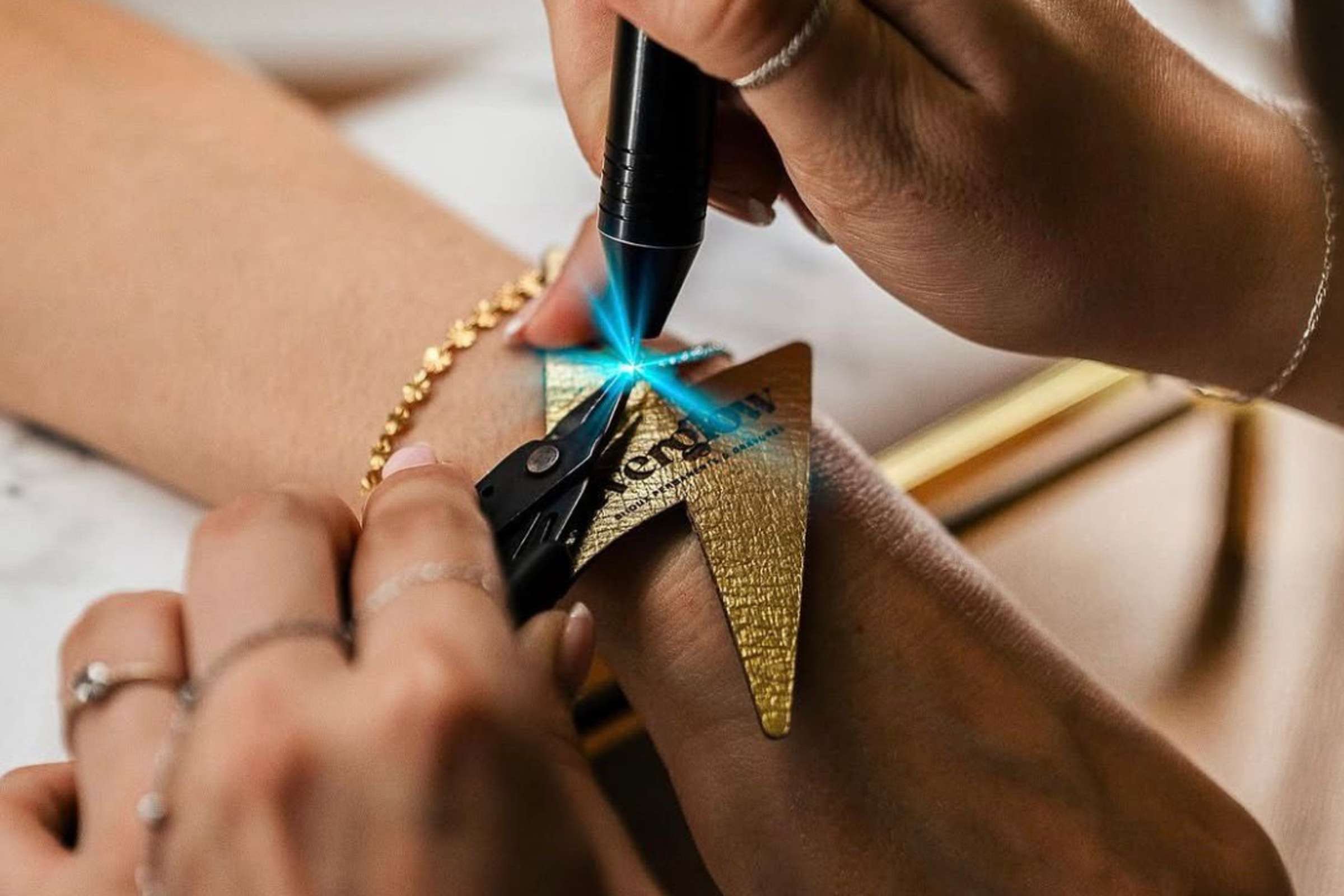 Colmar : Pose d'un bracelet permanent en acier inoxydable
