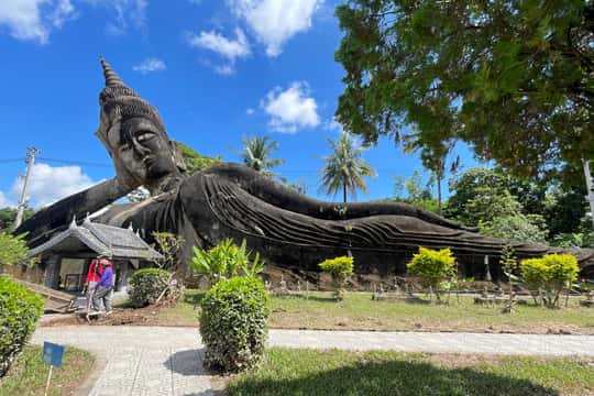 Half-Day City Tour with Patuxai and Buddha Park