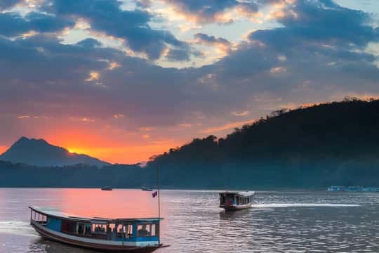 2D Transfer to Huay Xai by Slow Boat