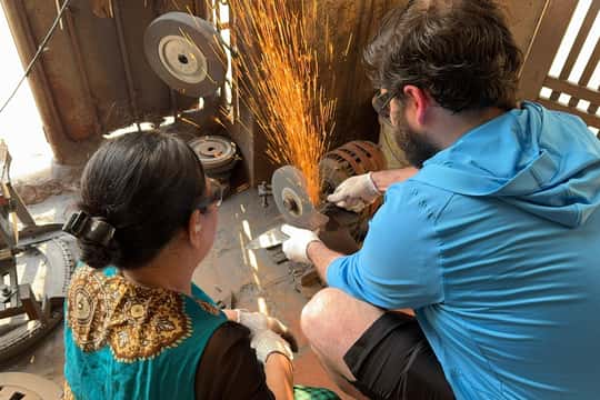 Quick Escape: Forge in Fire – Traditional Bladesmiths