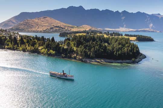 Erkunden Sie eine Aktivitätsszene auf einer Kreuzfahrt auf dem Wakatipu-See