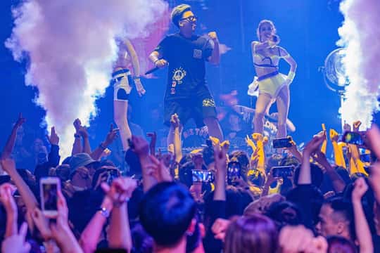 Guided Bar Crawl with Drinks and Nightclub Entry
