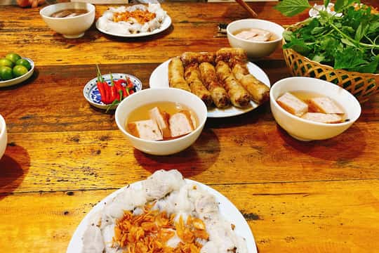 7 Tastings Street Food Tour with Train Street