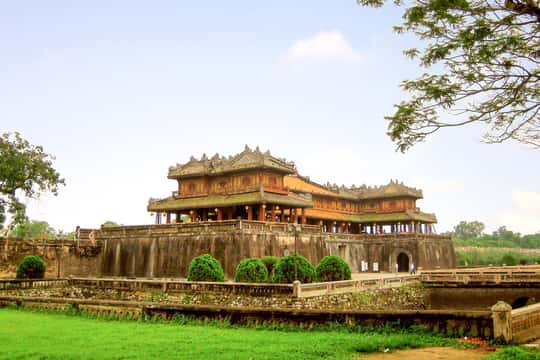 Discover Hue with a Knowledgeable English-Speaking Driver