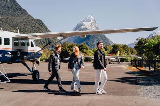 Milford Sound mit Flugzeug und Boot
