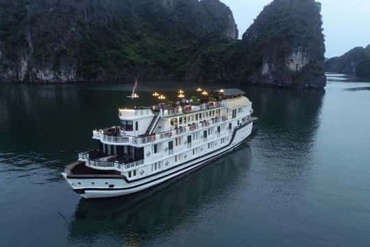 Price range for Bai Tu Long Bay in Vietnam from 45 USD to 315 USD Price range for Bai Tu Long Bay in Vietnam from 45 USD to 315 USD