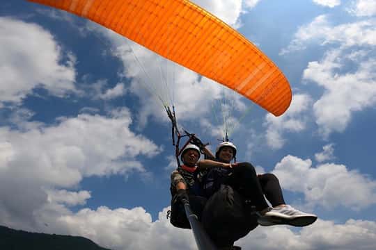 Hanoi Sky Tour: Paragliding