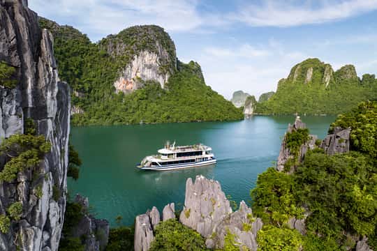 Halong Bay Luxury Cruise with Kayaking & Lunch Buffet