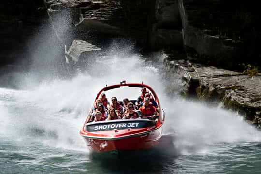 Vergleichen Sie die Aktivitätsszene mit Jetboot-Erlebnissen in Queenstown