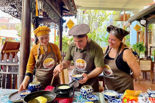 Hue City: Cyclo, Market Tour & Cooking Class at Madam Thu