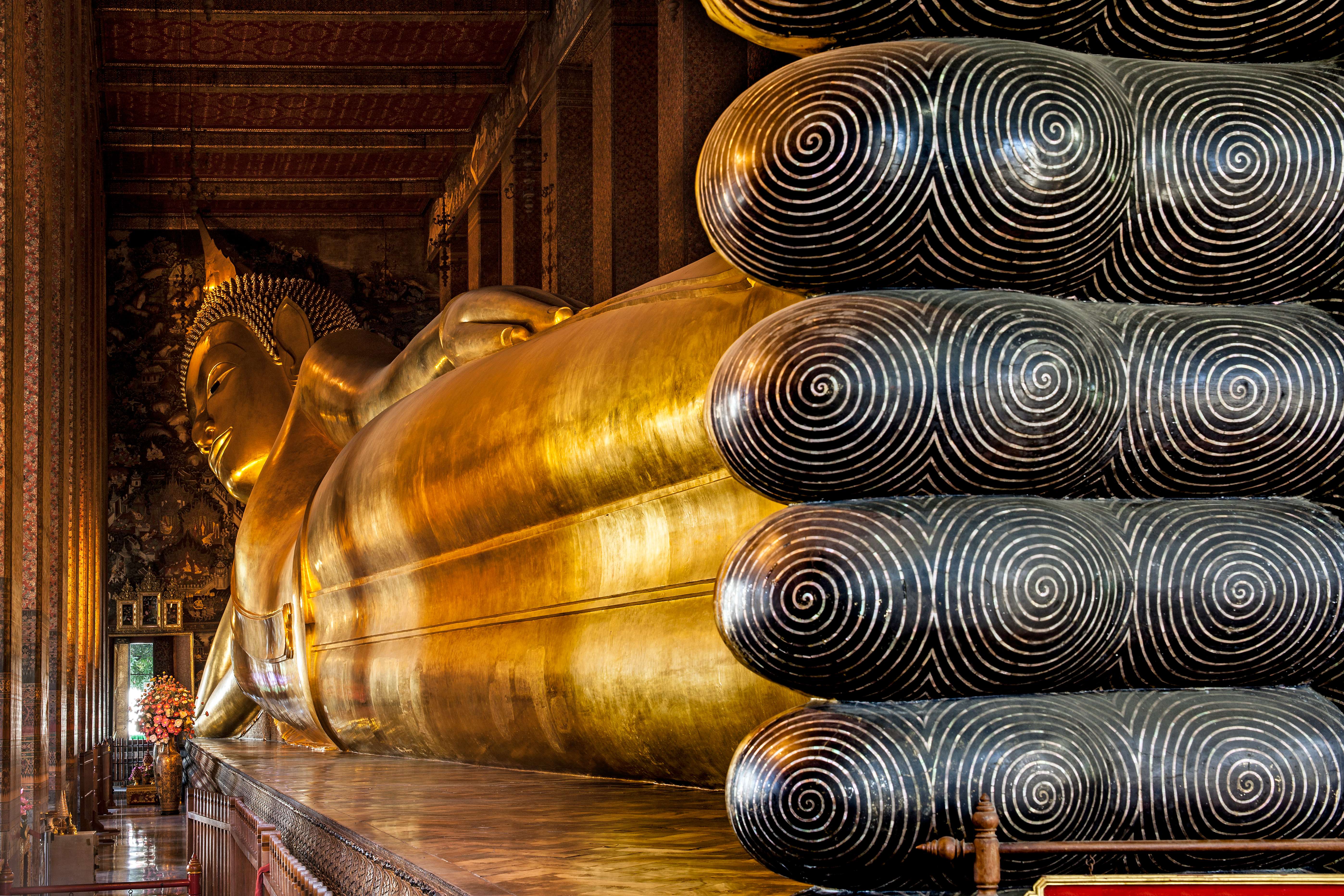 Buddha Berbaring emas dengan detail kaki yang penuh detail rumit