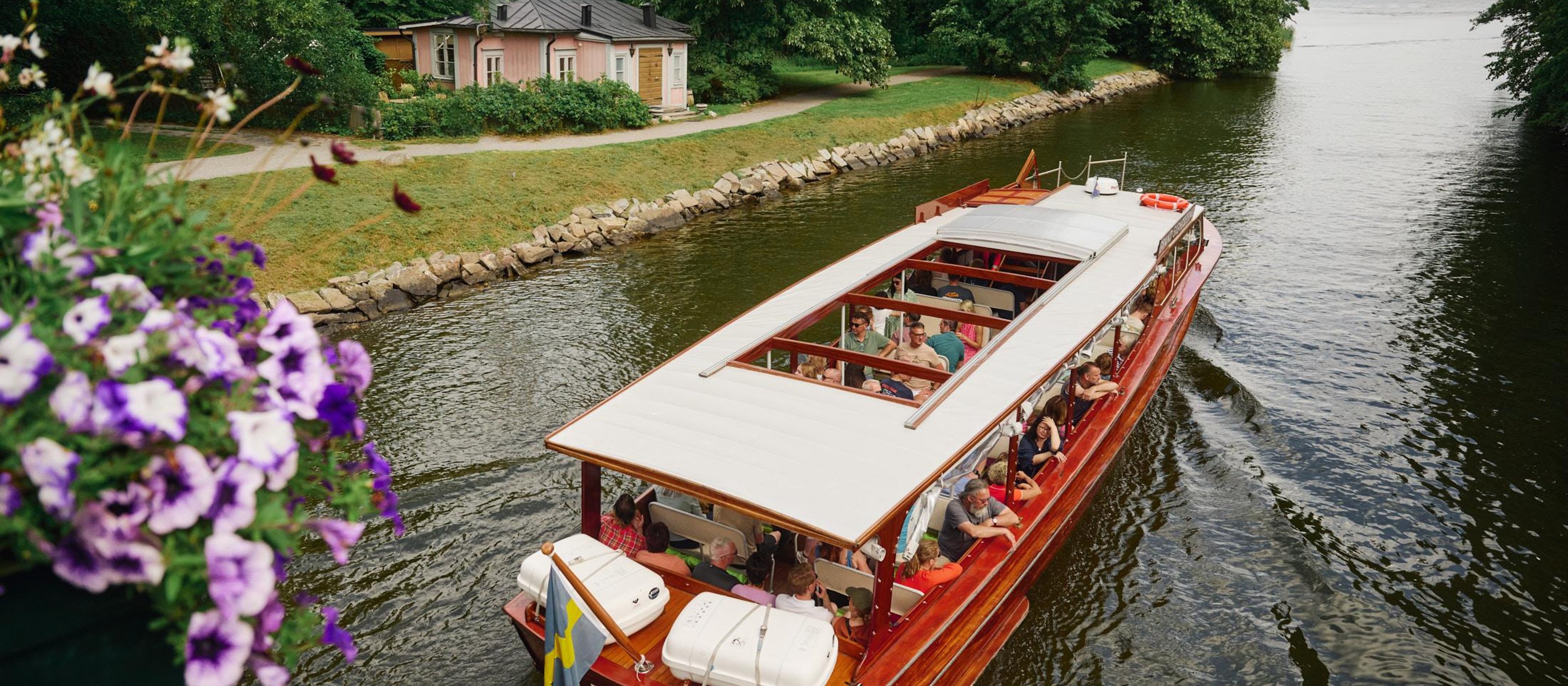 Geführte Schären-Tour mit klassischem Holzboot
