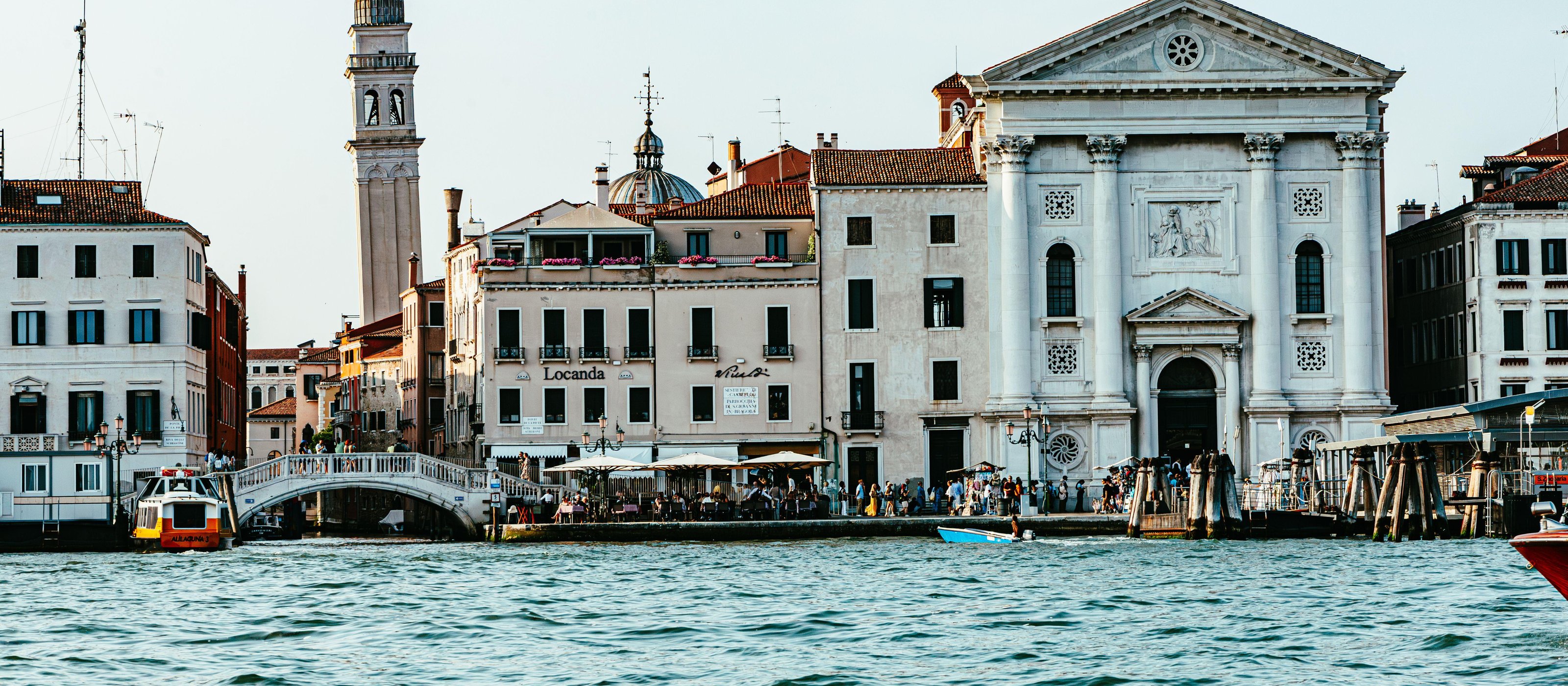 Venedig und Vivaldi: Gondel mit Violine und Champagner