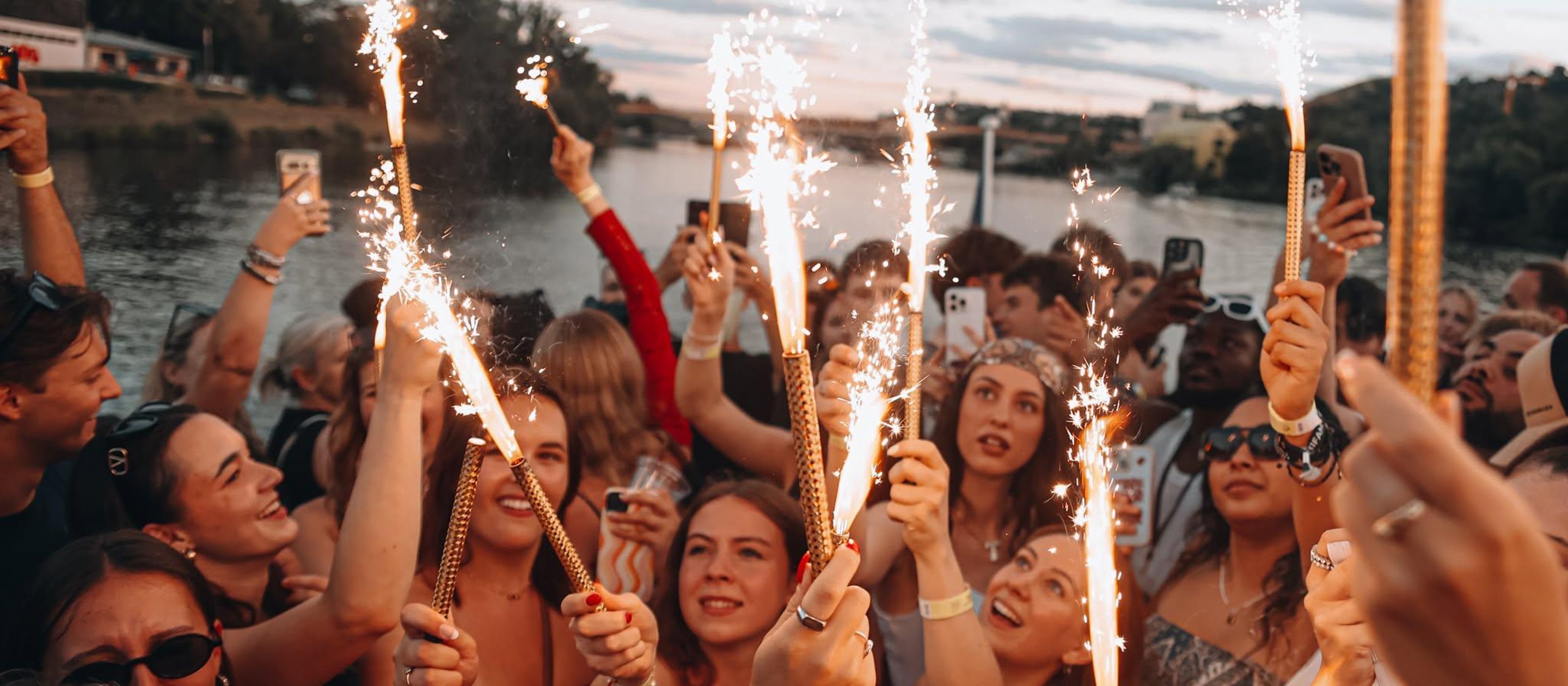Prag: Party-Bootsfahrt: Sonnenuntergang, DJs & Epic Club