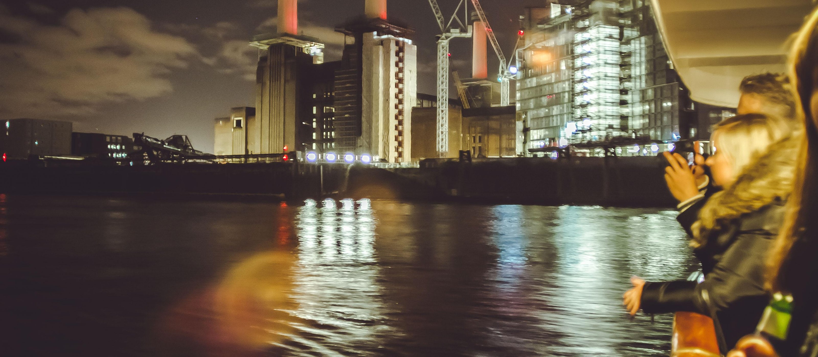 London; Thames Lagerfeuer-Nacht-Kreuzfahrt mit Feuerwerk und DJ