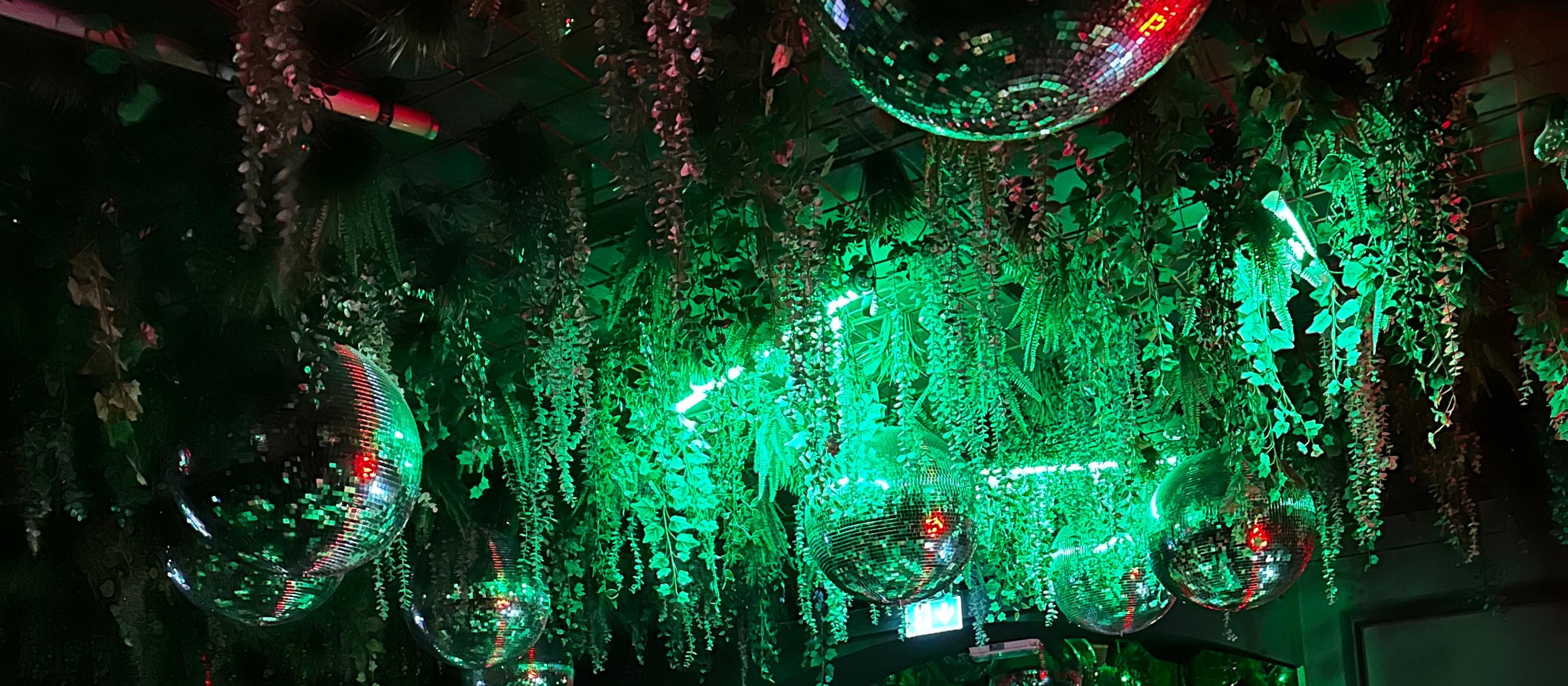 Exclusive Nightlife Tour with Welcome Cocktail