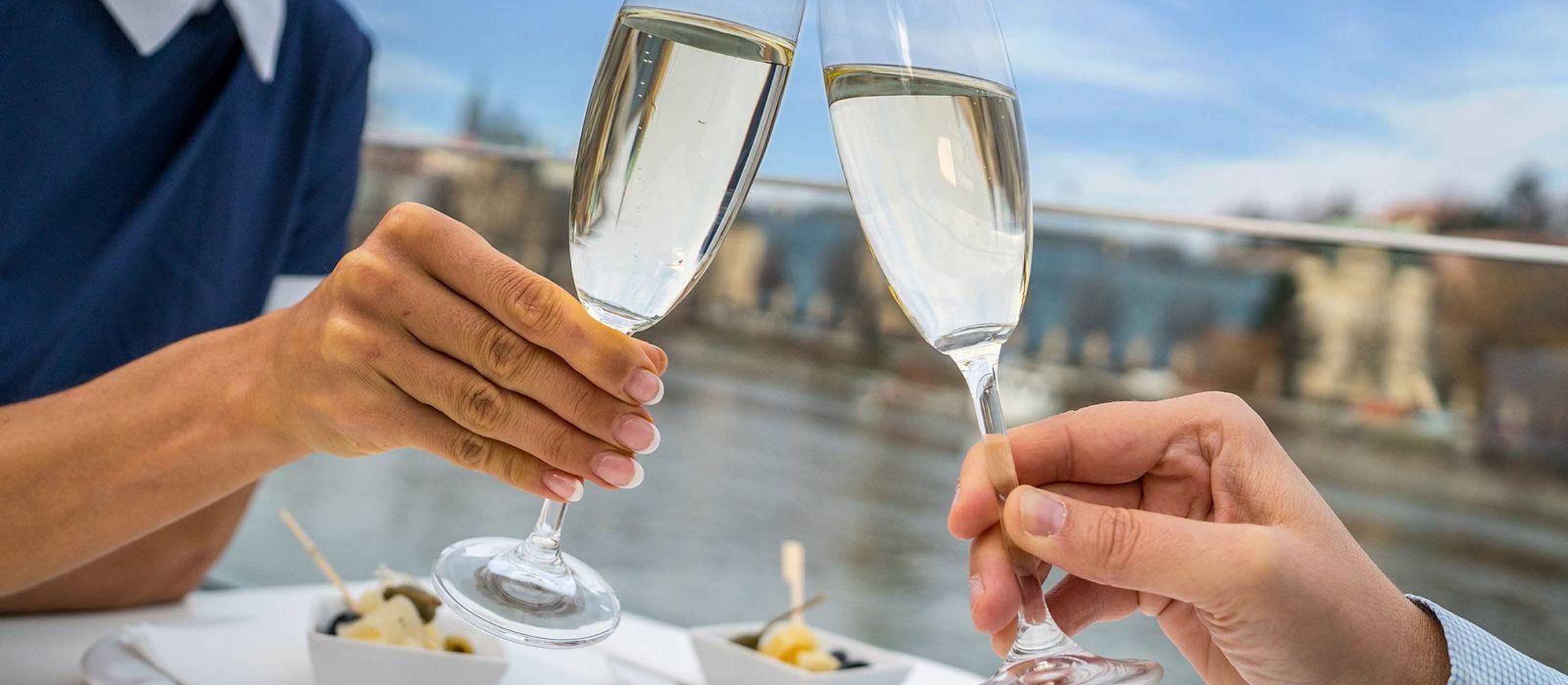 Prag Abendliche Moldau-Fluss Öko-Kreuzfahrt mit Prosecco
