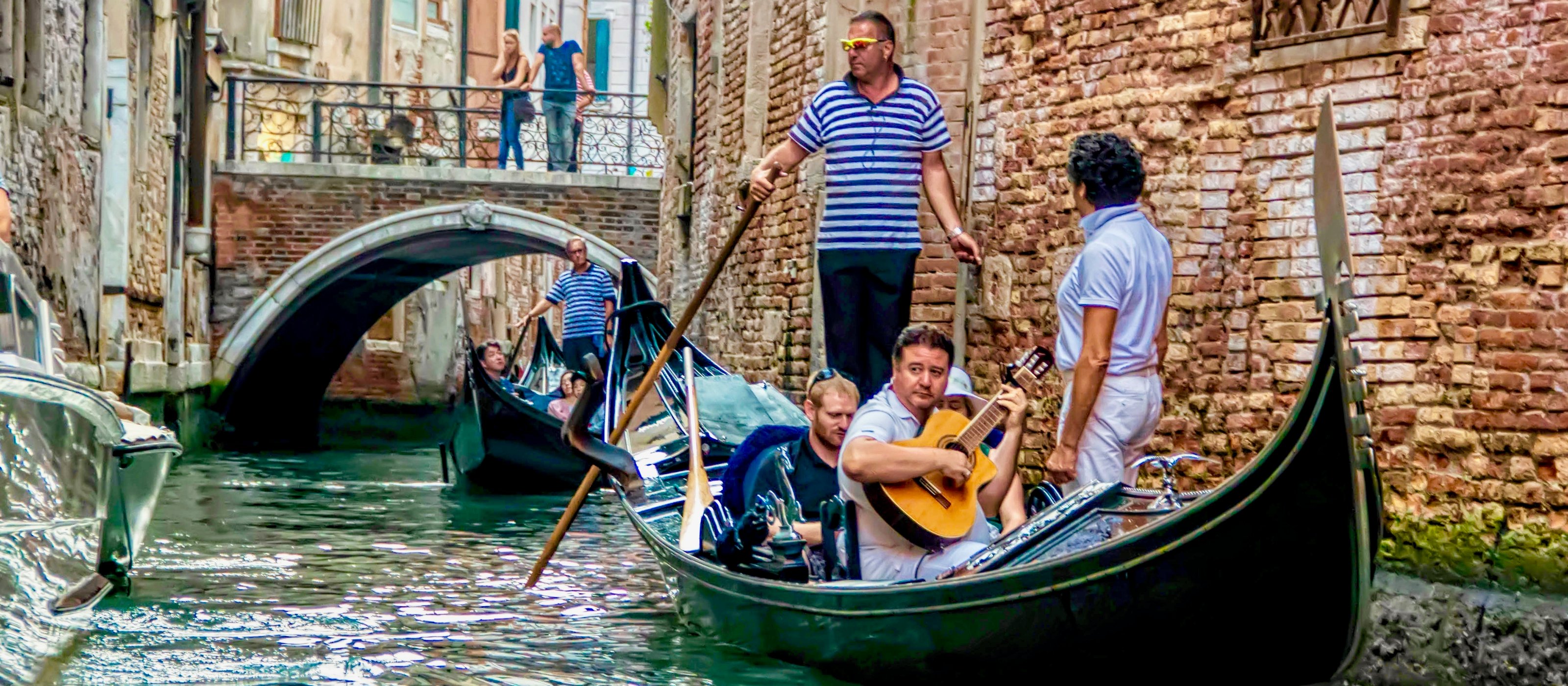 Venedig 30-minütige Gondelfahrt auf dem Großen Kanal mit Serenade