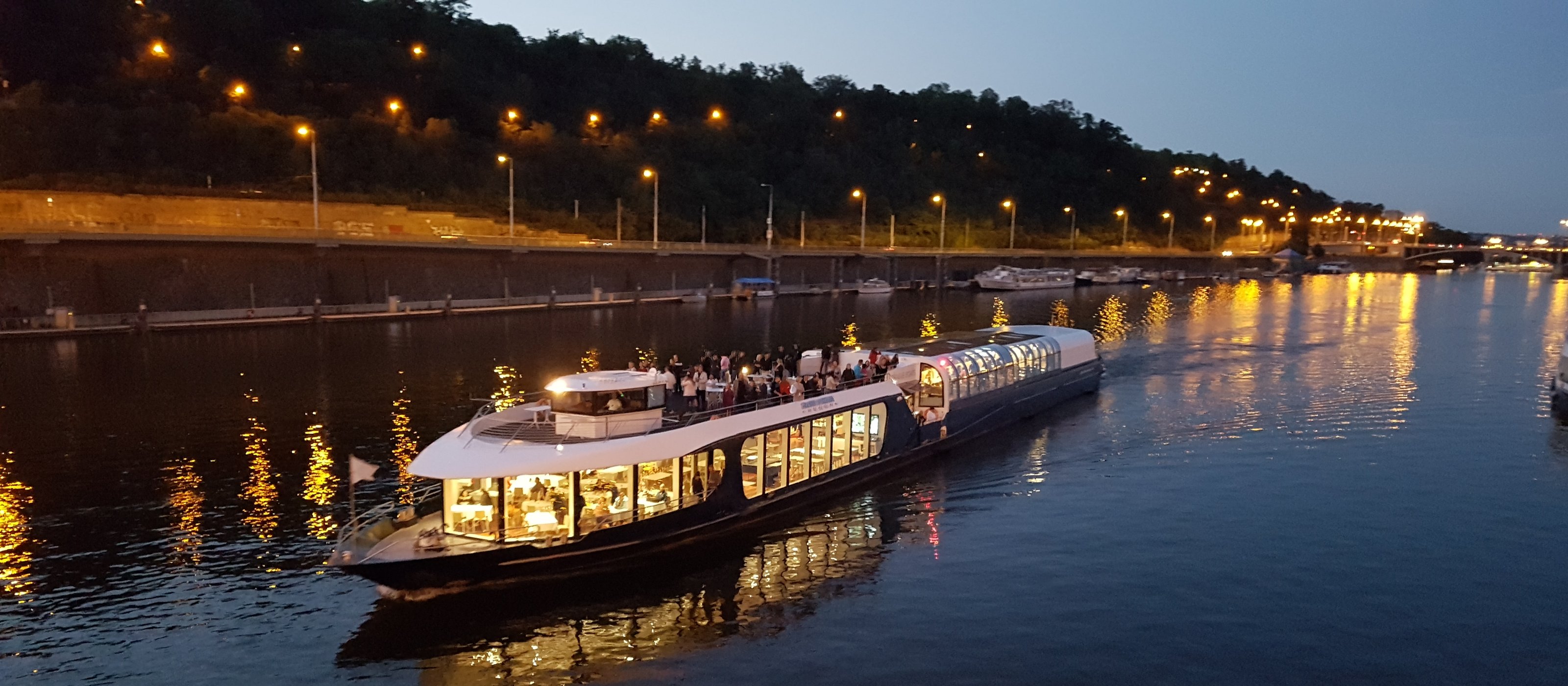 PragueDinner Cruise & City Tour with Pick-up & Drop-off