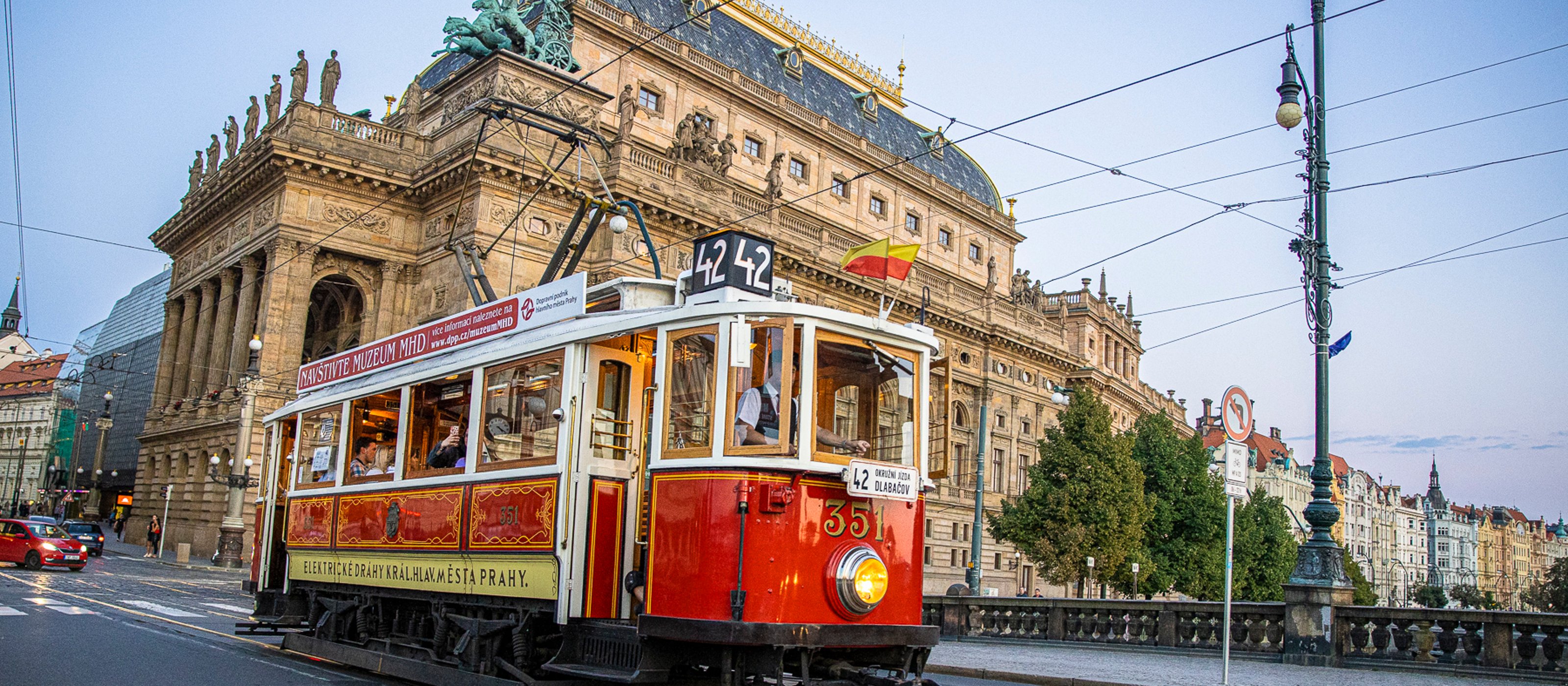 Prag: Historische Hop-on-Hop-off-Straßenbahn-Tour auf der Linie 42