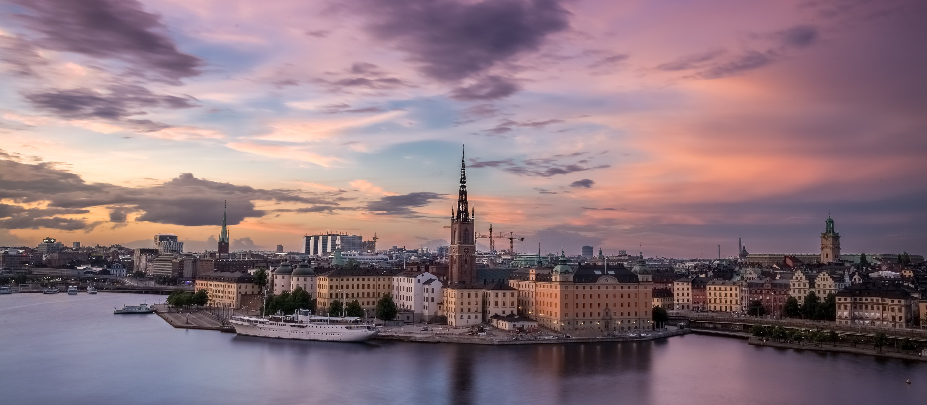 Capture the most Photogenic Spots with a Local