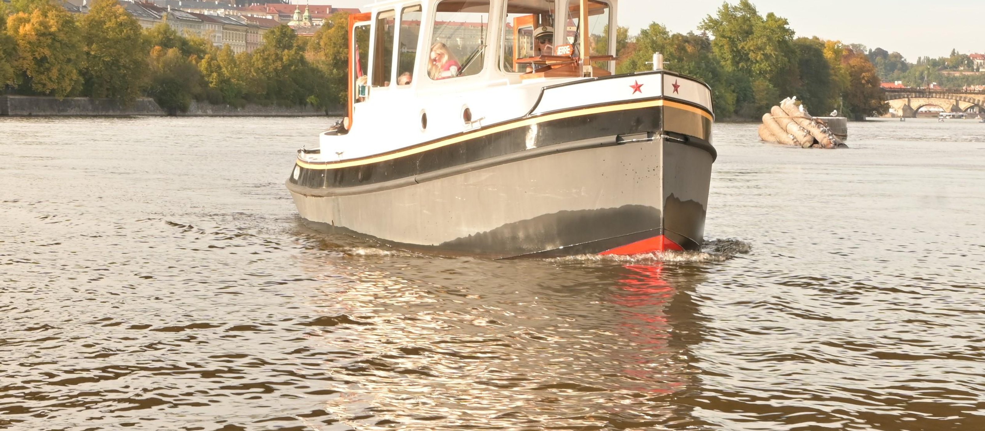 In Prag: Private Moldau-Kreuzfahrt mit Kapitän 2 Std.
