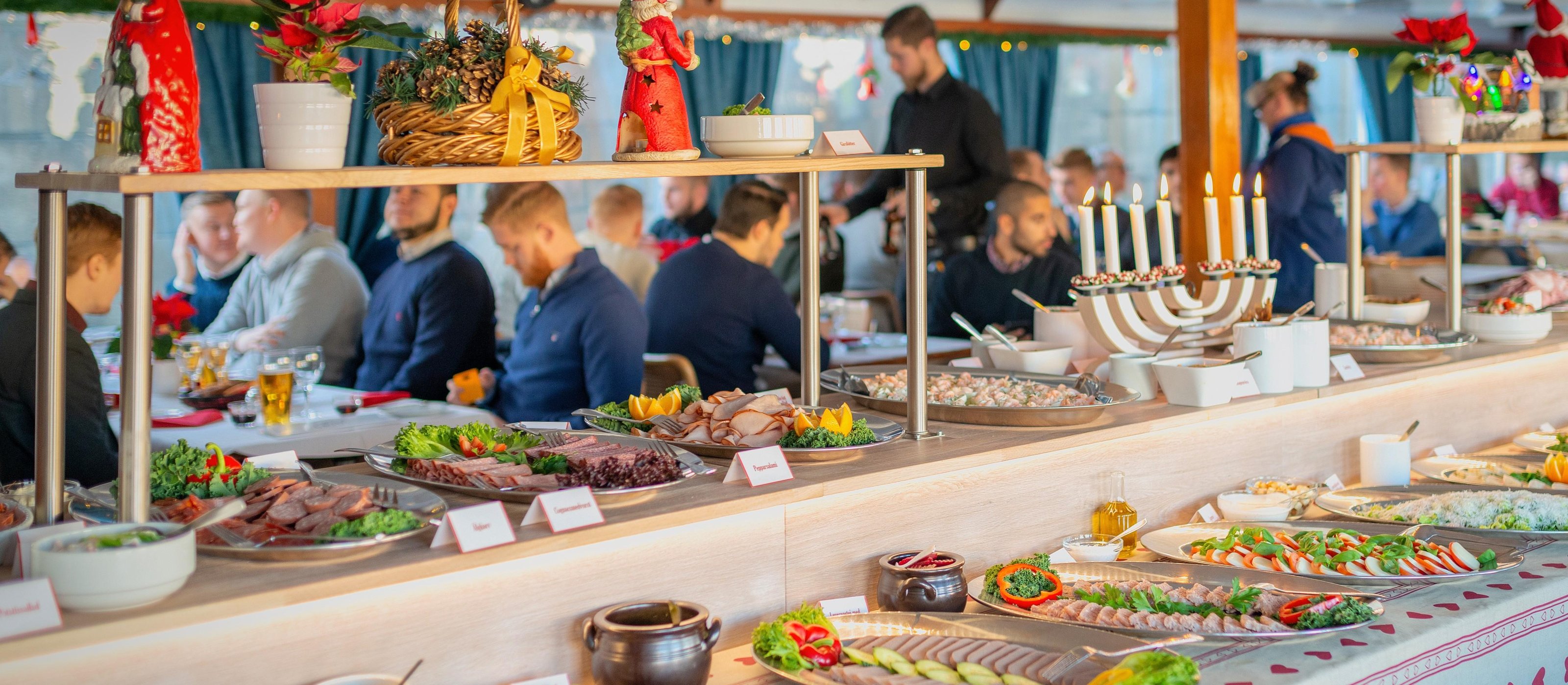 In Stockholm: All-You-Can-Eat Weihnachtsbuffet-Kreuzfahrt Livemusik