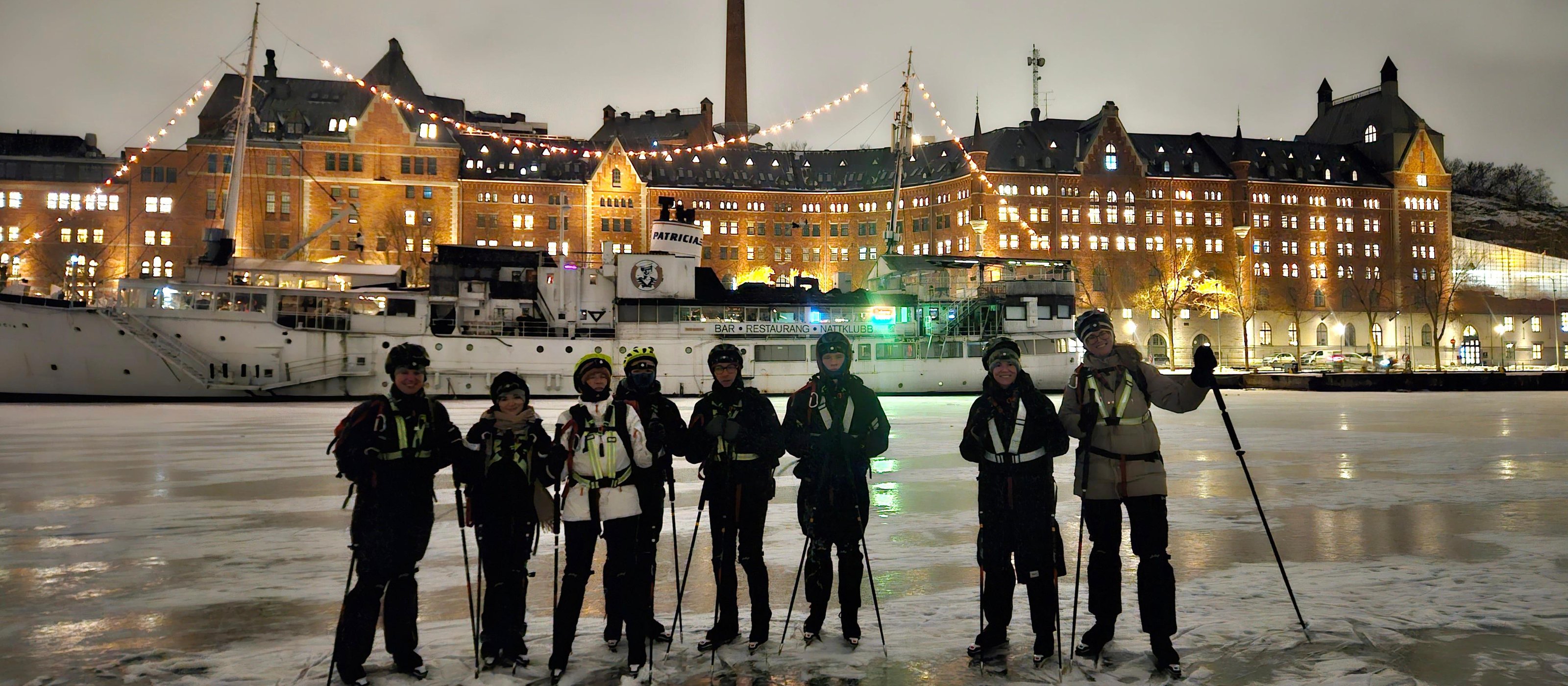 Eislaufen im Mondschein mit heißer Schokolade