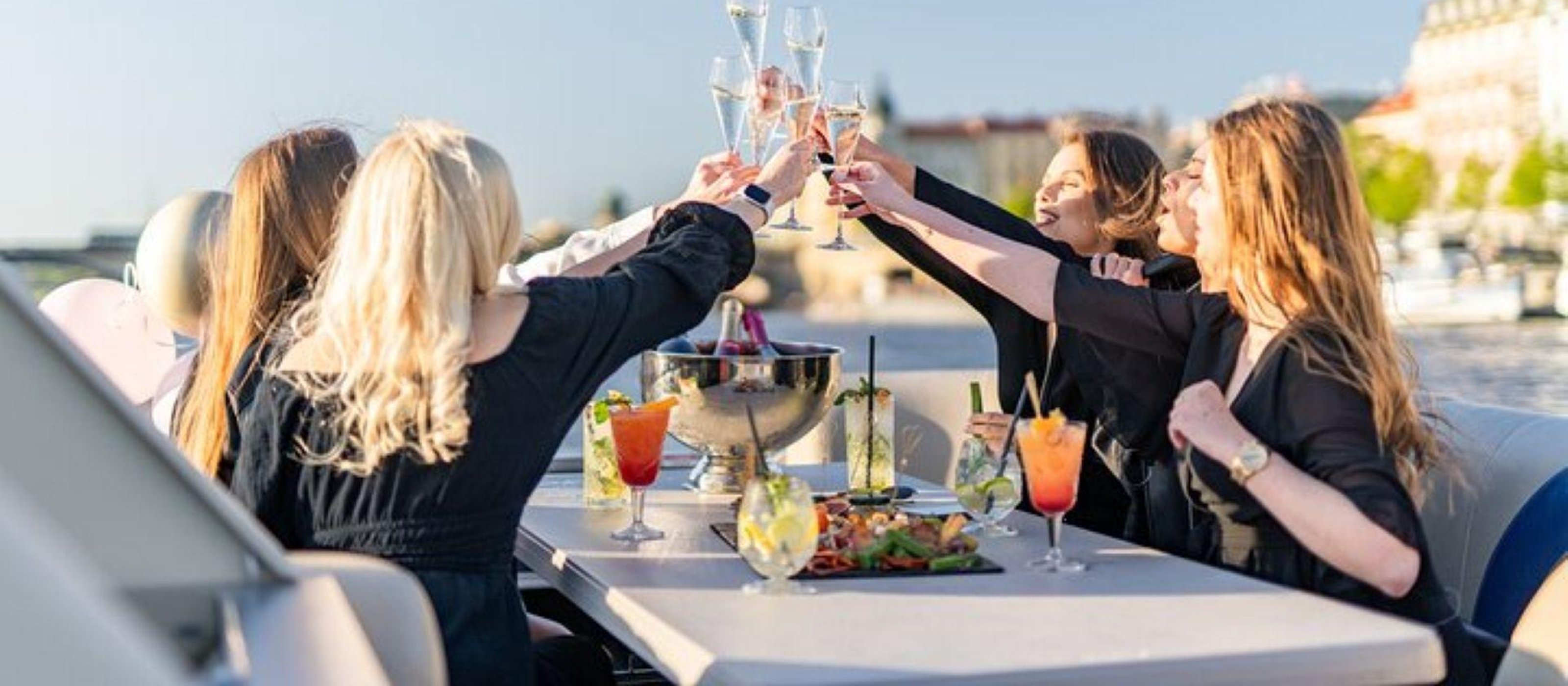 Prag All-You-Can-Drink VIP Pontonboot-Erlebnis