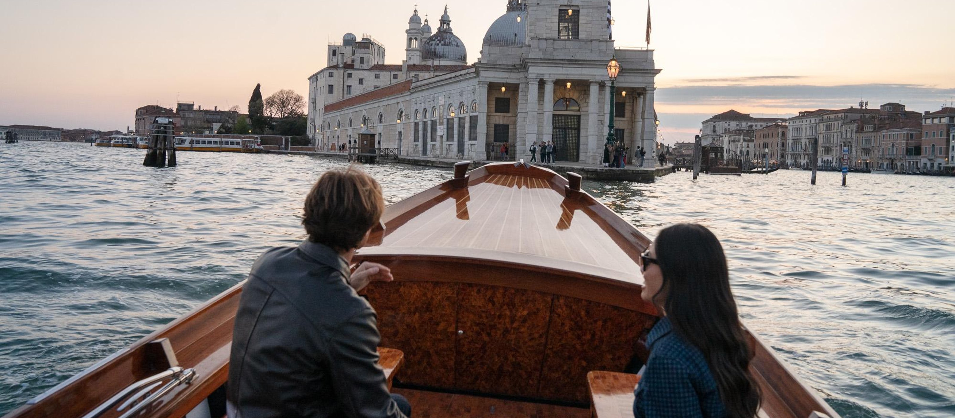 Sonnenuntergangs-Ruhe-Fahrt in der Venezianischen Lagune